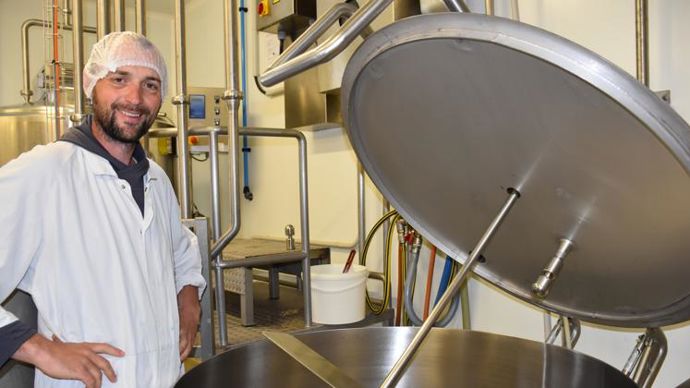 Le lavage de la cuve a été revu : « Aujourd’hui, on ne nettoie plus les cuves à coup de brosse. Ça se fait automatiquement », explique l’éleveur Yves Simon. © R. Aries/GFA